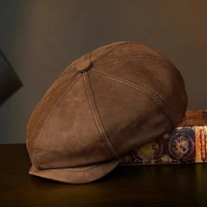 béret cuir en détail