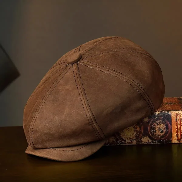 béret cuir en détail